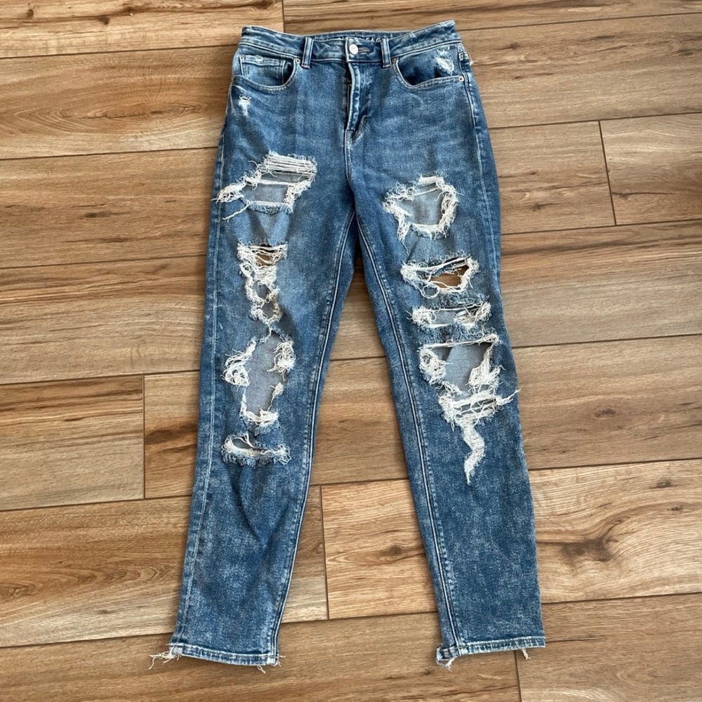 American eagle Distressed Blue Jeans!! New without tags